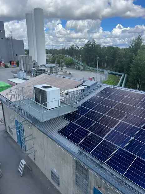 Översiktsbild över ett platt industritak täckt av solpaneler.
