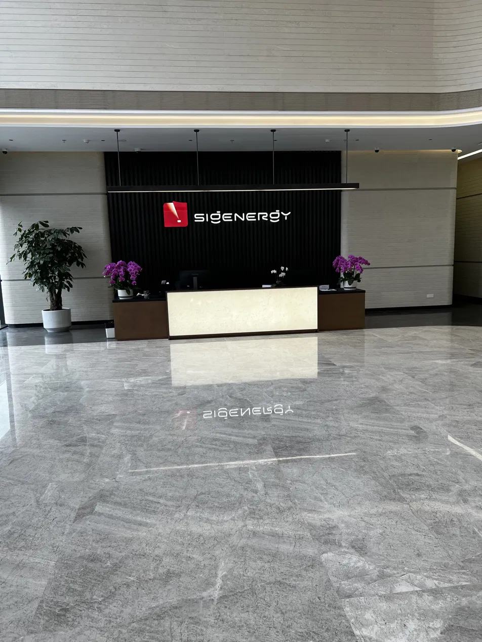 SigEnergys reception och logotyp i entrén på huvudkontoret.