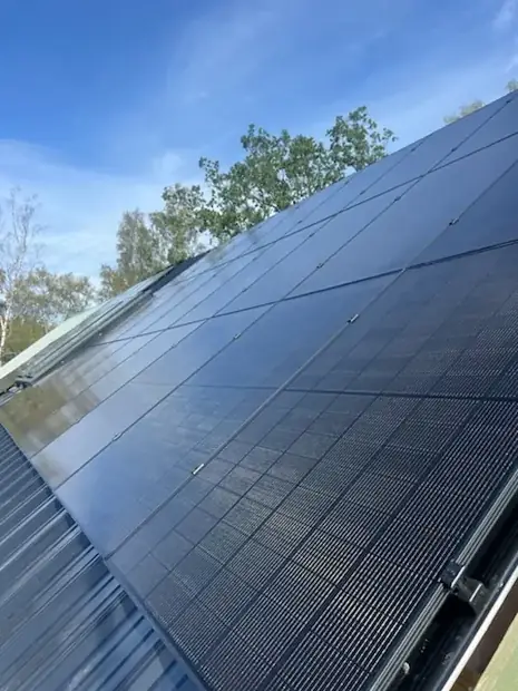 Närbild på en helsvart solpanels yta och ram.